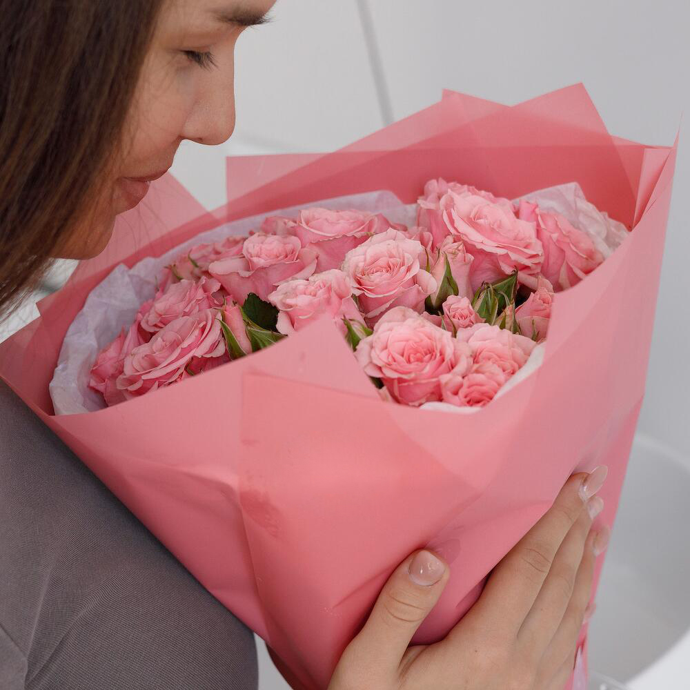 Букет из 9 розовых кустовых роз – нежность в каждом лепестке Тюмень Тюменская область