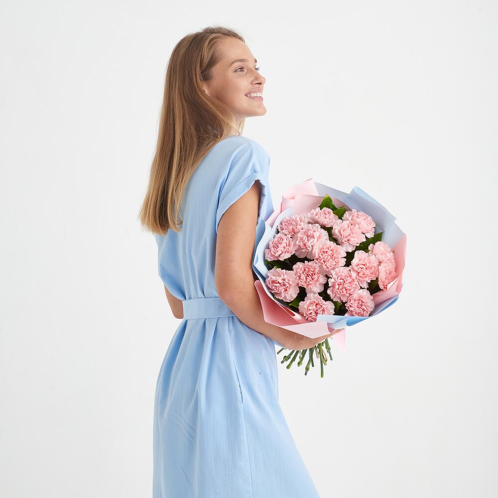 Букет «Розовое кружево» – 15 нежно-розовых диантусов с рускусом и фисташковой зеленью  Тюмень Тюменская область
